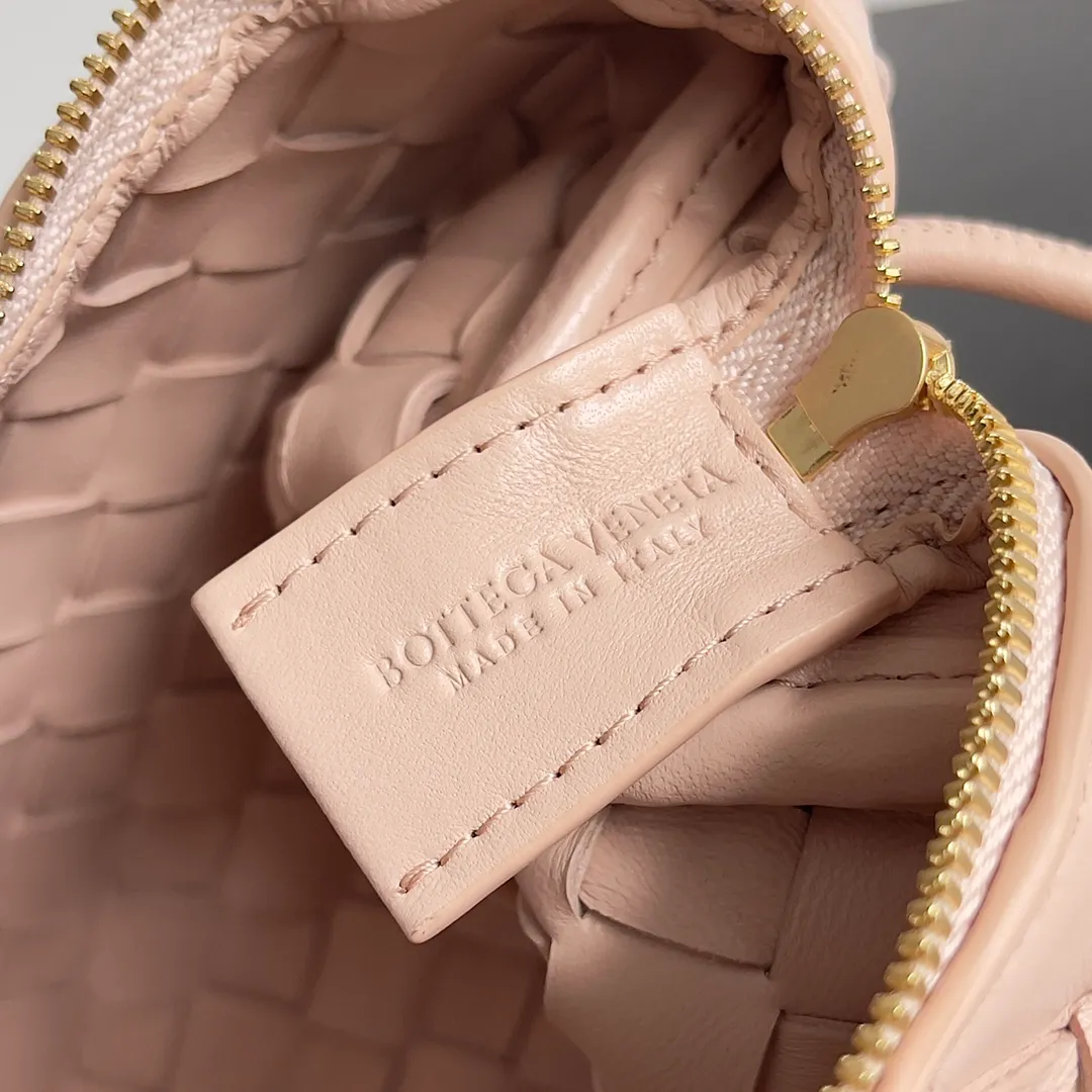 Batch 1560 New version and new color (third generation) 𝗕𝗼𝘁𝘁𝗲𝗴𝗮 𝗩𝗲𝗻𝗲𝘁𝗮———— The latest version of the loop camera bag💥 at the BV King of Cost-Effectiveness counter, large woven texture➕As always, ultra-high-quality lambskin, with zippers and adjustable drawstrings, it is especially suitable for the belly💫It can fit anything, and it is very light in weight. It is suitable for girls of all ages. Size: 17*10*6cm Style number: 723547